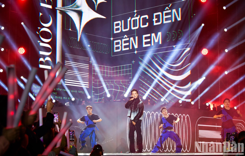 Music becomes a bridge for love between people to be sublimated. The main sound is electronic music, creating a space of enjoyment full of colours and sounds, creating harmony and connecting positive emotions to look towards a bright future.