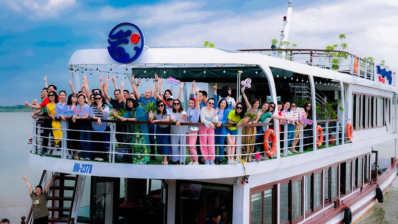 Tourists are excited to experience tourism on Red River.