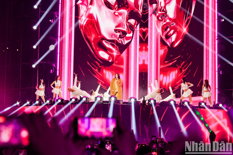 My Tam still showed off her powerful and charming voice.