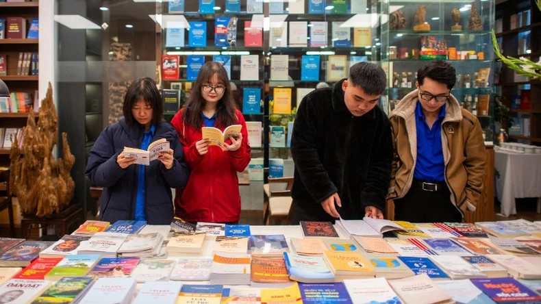 Readers visit the book fair. Readers visit the book fair.