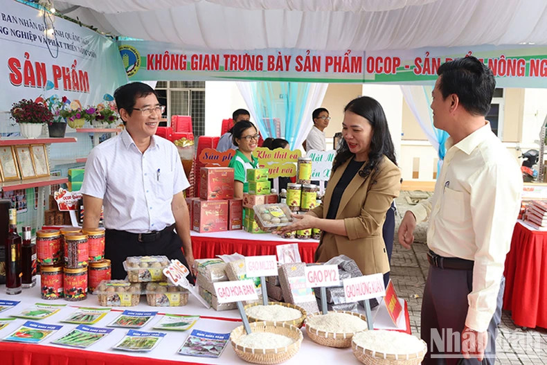 Many OCOP Quang Ngai products are put on the e-commerce trading floor, contributing to improving value, efficiency and competitiveness.