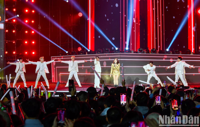 Singer My Tam appeared near the end of the program, immediately "igniting" the passionate atmosphere of the concert night.