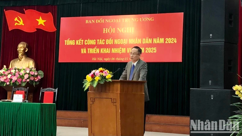 Le Hoai Trung delivered a speech directing the conference. Le Hoai Trung delivered a speech directing the conference.