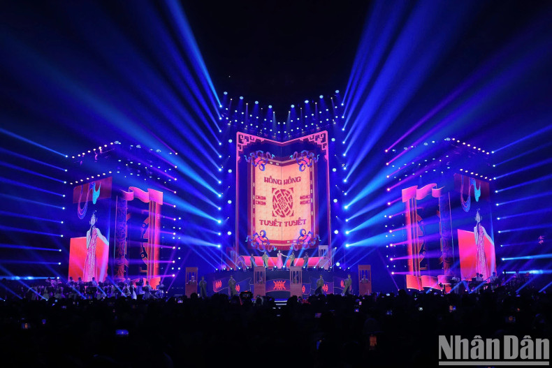 The medley 'Hong Hong Tuyet Tuyet - Mot thoang Tay Ho' was performed with musical stylizations, combined with lighting effects that impressed the audience. The captivating voice of singer Kieu Anh in a moment depicted an old Hanoi, full of heritage.