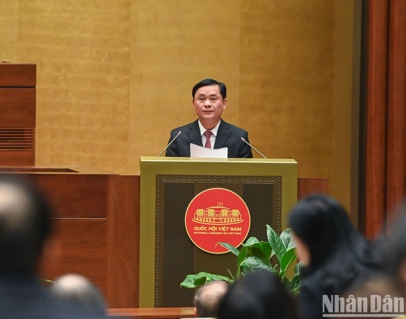 Deputy Head of the Central Economic Commission Thai Thanh Quy presents a summary report at the conference.