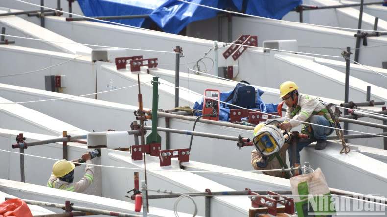 The installation of the main steel truss in the ancillary area has reached 96% and 41% in the central area. The installation of the main steel truss in the ancillary area has reached 96% and 41% in the central area.