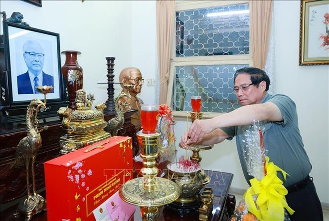PM Pham Minh Chinh offers incense in tribute to late PM Vo Van Kiet. (Photo: VNA) PM Pham Minh Chinh offers incense in tribute to late PM Vo Van Kiet. (Photo: VNA)