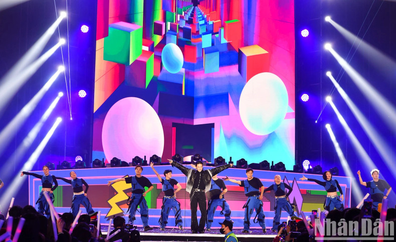 The artists burned themselves out on stage at the 'Light Concert - Welcome to the New Year 2025'.