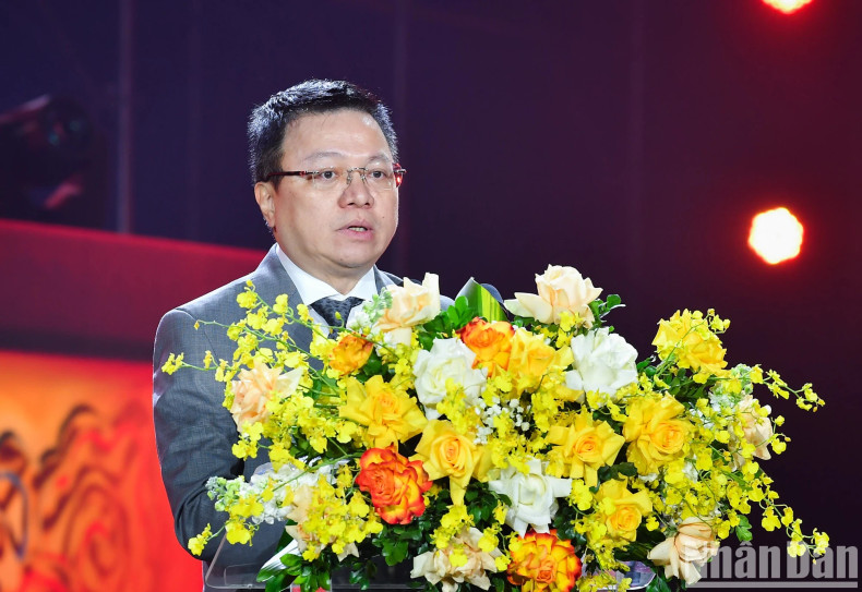 Le Quoc Minh, Member of the Party Central Committee (PCC), Editor-in-Chief of Nhan Dan (People) Newspaper, Deputy Head of the PCC Commission for Communication and Education, and Chairman of the Vietnam Journalists’ Association, speaks at the 'Light Concert - Welcome New Year 2025'.