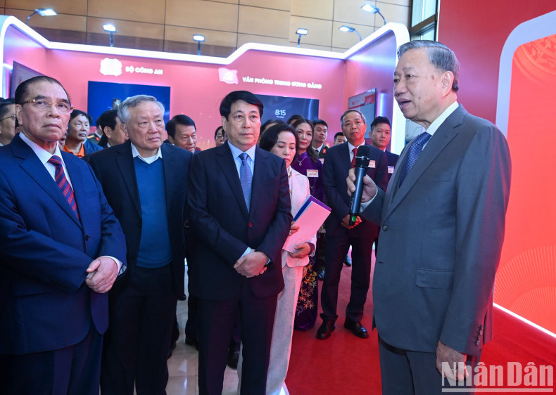 General Secretary To Lam speaks at the exhibition of science and technology products.