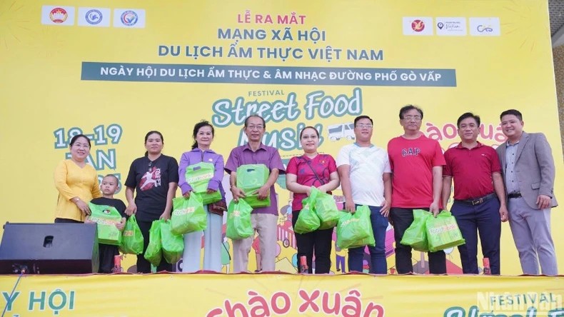 The Organising Committee presents gifts to people in difficult circumstances