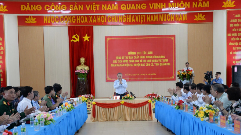 General Secretary and President To Lam meets with cadres and soldiers of Con Co Island.