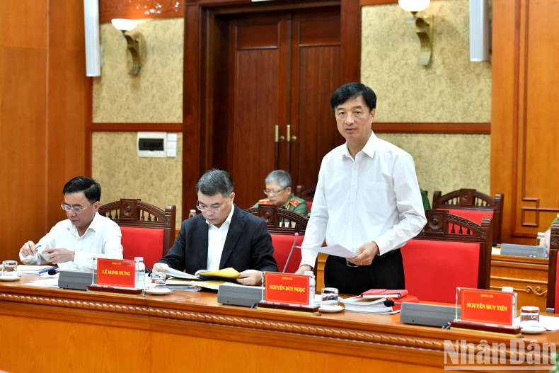 Nguyen Duy Ngoc, Secretary of the Party Central Committee and Chief of the PCC Office, speaks at the meeting.