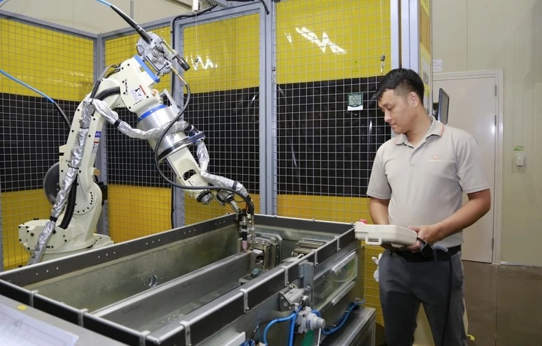 Photo 1: Application of robots in production at Hanwha Aero Engines Factory (Hoa Lac High-Tech Park). (Photo: Thanh Hai) Photo 1: Application of robots in production at Hanwha Aero Engines Factory (Hoa Lac High-Tech Park). (Photo: Thanh Hai)