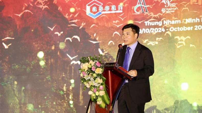 Nguyen Manh Cuong, Director of the Department of Culture and Sports of Ninh Binh Province, speaks at the programme. Nguyen Manh Cuong, Director of the Department of Culture and Sports of Ninh Binh Province, speaks at the programme.