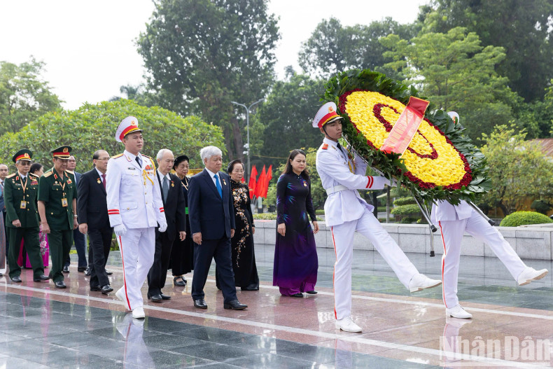 Delegates attending the Vietnam Fatherland Front's 10th National Congress lay wreaths and offered incense at the Monument for Heroic Martyrs on Bac Son Street, Hanoi.