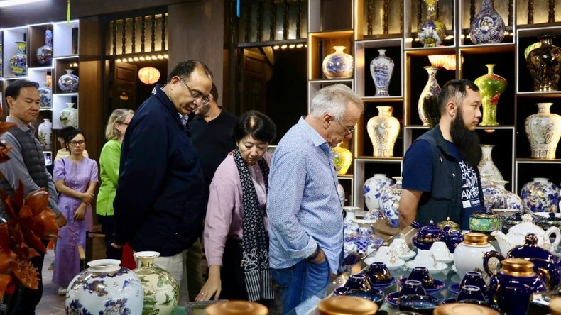 This space also brings harmony between the past and the present, with booths displaying handicraft products from famous craft villages, such as Bo Bat pottery, which left a special impression on the delegates with the unique patterns and images of Ninh Binh's mountains and rivers on each product.