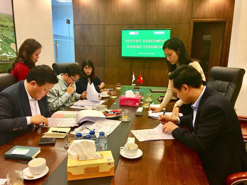 Foreign investors sign land lease contracts in Ba Thien 2 Industrial Park, Binh Xuyen District, Vinh Phuc Province. (Photo: Ha Hong Ha) Foreign investors sign land lease contracts in Ba Thien 2 Industrial Park, Binh Xuyen District, Vinh Phuc Province. (Photo: Ha Hong Ha)