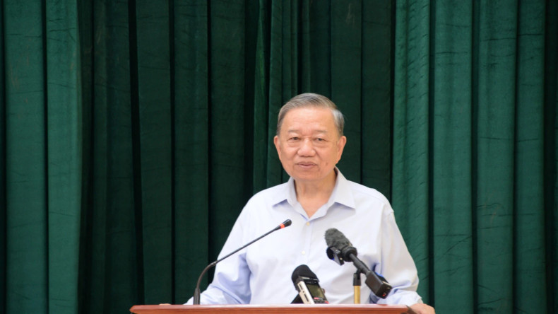 General Secretary and President To Lam talks with Con Co Island people.