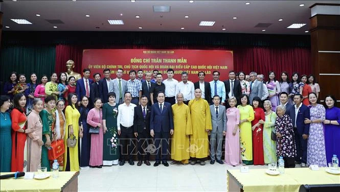 National Assembly Chairman Tran Thanh Man with the Vietnamese community in Laos (Thong Nhat - VNA)