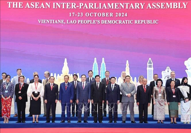 National Assembly Chairman Tran Thanh Man and the Heads of Delegations and delegates take a photo (Thong Nhat - VNA)