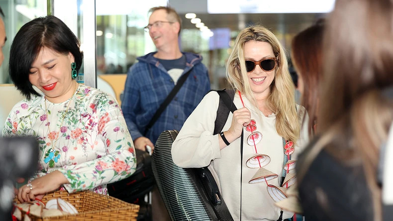 As soon as they arrived at the airport, the foursome felt excited and delighted when they were presented with a conical hat chain - a symbol of Vietnam, by the Organising Committee. As soon as they arrived at the airport, the foursome felt excited and delighted when they were presented with a conical hat chain - a symbol of Vietnam, by the Organising Committee.