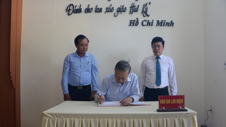 General Secretary and President To Lam writes in the guestbook at Uncle Ho's Memorial House on Con Co Island.