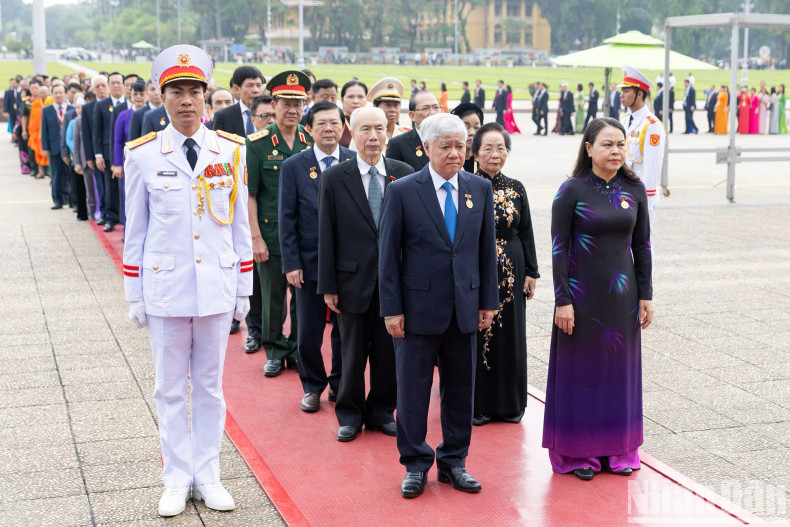 President of the Vietnam Fatherland Front Central Committee Do Van Chien and delegates pay tribute to President Ho Chi Minh.