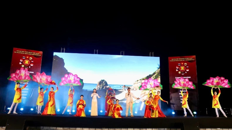 The performance "Mot Vong Viet Nam" (Around Vietnam) takes the audience to explore an emotional journey through the countryside, cultural beauty, and people of Vietnam. The performance "Mot Vong Viet Nam" (Around Vietnam) takes the audience to explore an emotional journey through the countryside, cultural beauty, and people of Vietnam.