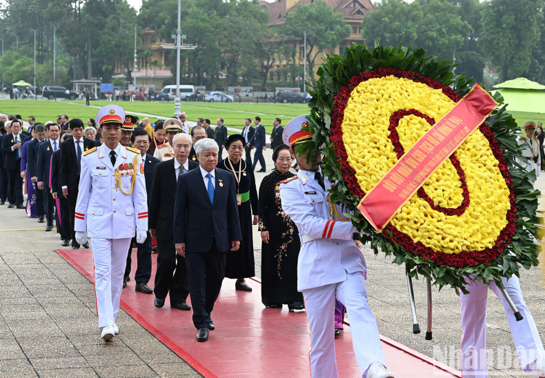 On the wreath of the delegation, there is the inscription: "Eternal gratitude to the great President Ho Chi Minh".