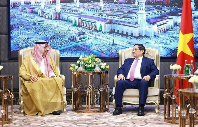 Prime Minister Pham Minh Chinh (R) meets with CEO of the Saudi Agricultural and Livestock Investment Company (SALIC) Sulaiman bin Abdulrahman AlRumaih. (Photo: VNA) Prime Minister Pham Minh Chinh (R) meets with CEO of the Saudi Agricultural and Livestock Investment Company (SALIC) Sulaiman bin Abdulrahman AlRumaih. (Photo: VNA)