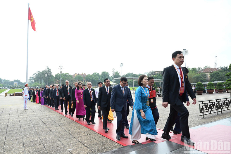 Delegates pay tribute to President Ho Chi Minh at his mausoleum.