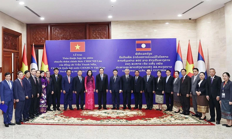 The delegations of the Vietnamese and Lao National Assemblies pose for a photo. (Photo: VNA)
