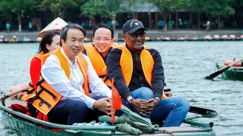Delighted that the local community always has the awareness and responsibility to join hands with local authorities and businesses to protect the heritage, the delegation expressed the hope that based on sustainable development orientations and jointly implemented scientific projects, Ninh Binh will continue to preserve and promote heritage values associated with protecting the ecological environment and developing sustainable tourism. This contributes to the successful implementation of UNESCO's requirements and recommendations to preserve, promote and transfer intact the value of this world heritage to future generations.