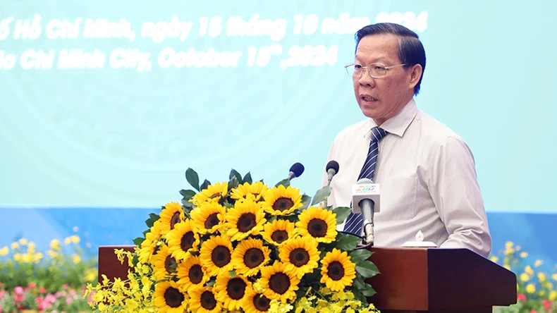 Chairman of the Ho Chi Minh City People's Committee Phan Van Mai speaks at the conference. Chairman of the Ho Chi Minh City People's Committee Phan Van Mai speaks at the conference.