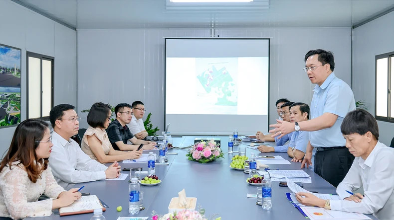 Tran Duy Dong, Chairman of Vinh Phuc Provincial People's Committee, works with the investor of Tam Duong I Industrial Park - Area 2. (Photo: Ha Hong Ha) Tran Duy Dong, Chairman of Vinh Phuc Provincial People's Committee, works with the investor of Tam Duong I Industrial Park - Area 2. (Photo: Ha Hong Ha)