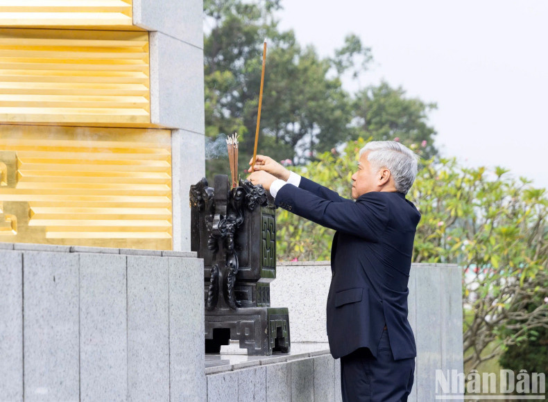 President of the Vietnam Fatherland Front Central Committee, Do Van Chien, offers incense to commemorate Heroes and Martyrs.