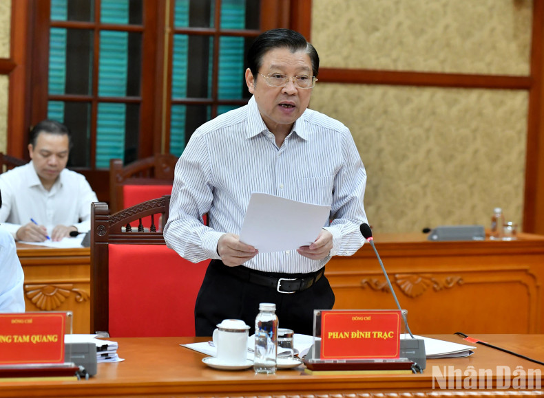 Phan Dinh Trac, Politburo member, Secretary of the Party Central Committee (PCC) and Chairman of the PCC's Commission for Internal Affairs, speaks at the meeting.