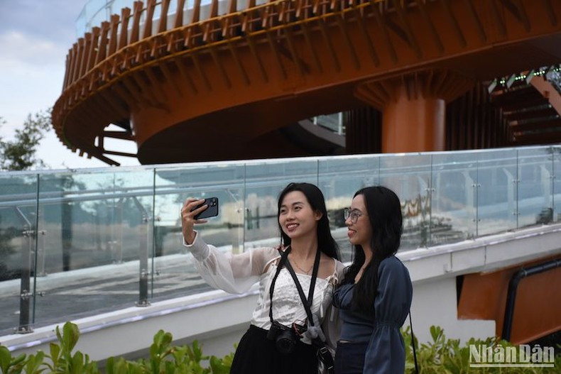 The first young people to check in at the overpass on July 1. (Photo: ANH DAO)