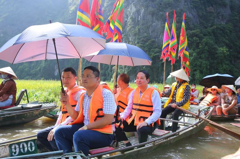 Leaders of Ninh Binh province and tourists participate in the festival at Tam Coc-Bich Dong tourist area. (Photo: Minh Duong)