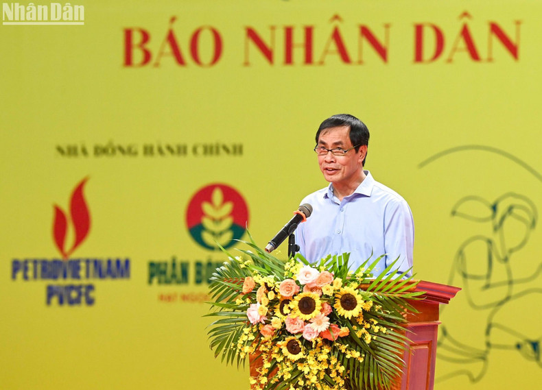 Tran Huu Viet, Head of Culture and Arts Department of Nhan Dan Newspaper, Head of the Organising Board of the Prize, administers the closing ceremony. Tran Huu Viet, Head of Culture and Arts Department of Nhan Dan Newspaper, Head of the Organising Board of the Prize, administers the closing ceremony.