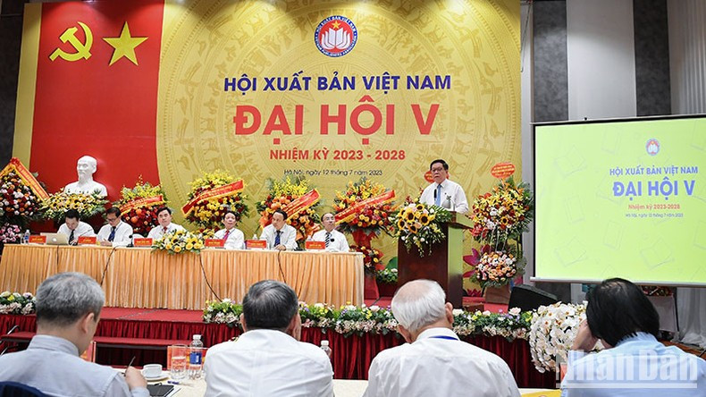 Nguyen Trong Nghia speaks at the Congress. Nguyen Trong Nghia speaks at the Congress.