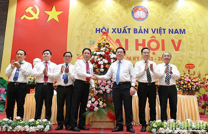 Secretary of the Party Central Committee and head of its Commission for Popularisation and Education Nguyen Trong Nghia presents a flower basket to the Congress. Secretary of the Party Central Committee and head of its Commission for Popularisation and Education Nguyen Trong Nghia presents a flower basket to the Congress.