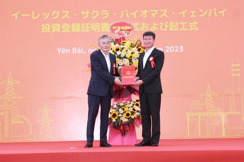 Chairman of Yen Bai Provincial People's Committee Tran Huy Tuan (right) presents an investment registration certificate and flowers to Erex Joint Stock Company. Chairman of Yen Bai Provincial People's Committee Tran Huy Tuan (right) presents an investment registration certificate and flowers to Erex Joint Stock Company.