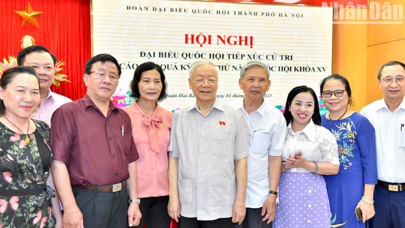 [In Pictures] Party General Secretary Nguyen Phu Trong meets voters in Hanoi ảnh 15
