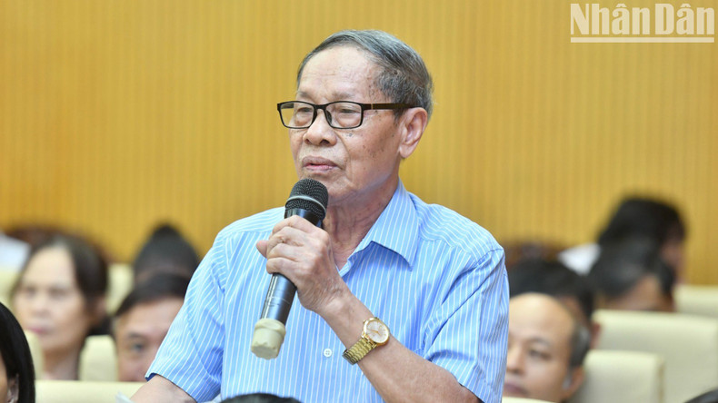 A voter from Dong Da District makes a petition to the National Assembly deputies of Hanoi.