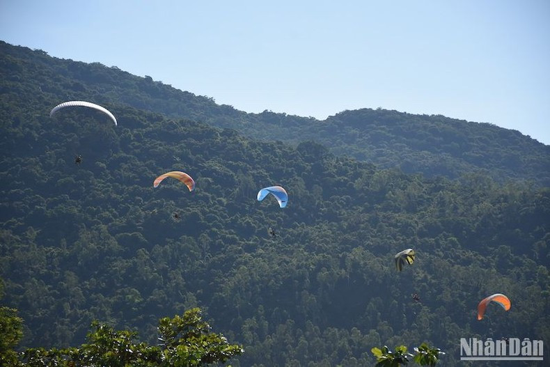 Many pilots often return to experience the view of Da Nang from the top of Son Tra mountain. (Photo: ANH DAO) Many pilots often return to experience the view of Da Nang from the top of Son Tra mountain. (Photo: ANH DAO)