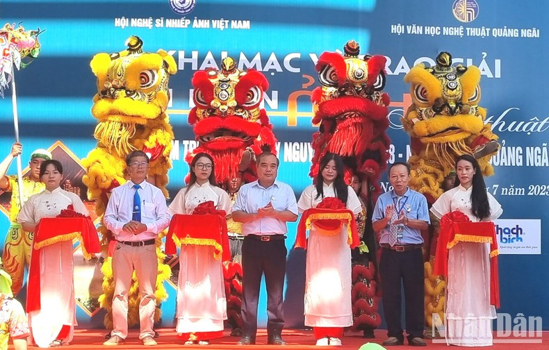 Delegates cutting the ribbon to open the 28th South-Central Coast and Central Highlands region photo festival.