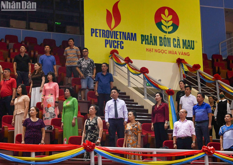 Leaders of Nhan Dan Newspaper, Quang Ninh province and delegates attending the closing ceremony. Leaders of Nhan Dan Newspaper, Quang Ninh province and delegates attending the closing ceremony.