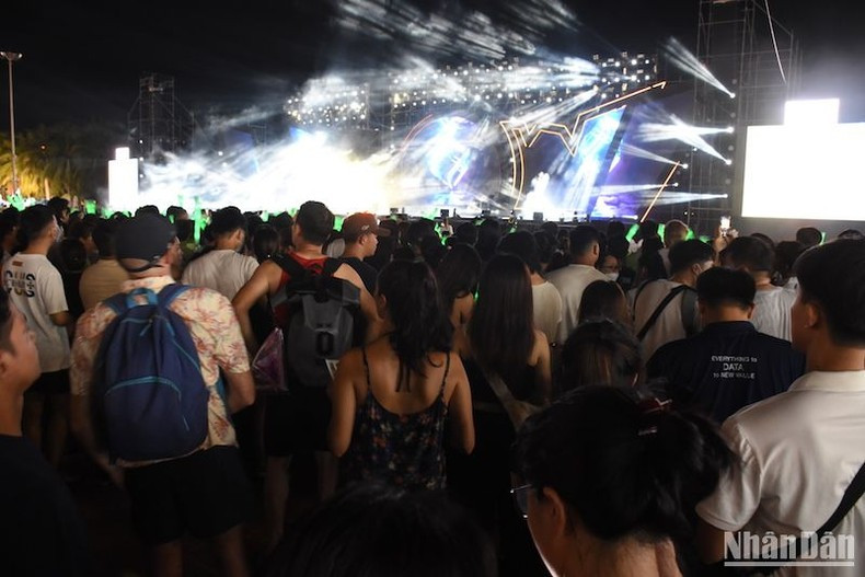 Thousands of audience members packed the stage at the Danang Summer Music Festival 2023. (Photo: ANH DAO)